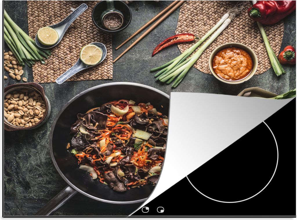 KitchenYeah Herdabdeckplatte Wok-Pfanne in einer asiatischen Küche , 59x52cm, Küche Deko, Glaskeramikfeld Herdabdeckung, Abdeckplatte fùr Koch...