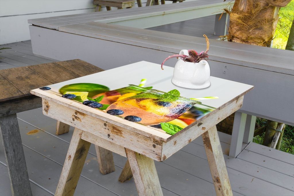 Wallario selbstklebende Möbelfolie/ Tischdecke für Innen und Außen, Größe: 80 x 80 cm - Erfrischender Eistee mit Pfirsichen und Blaubeeren