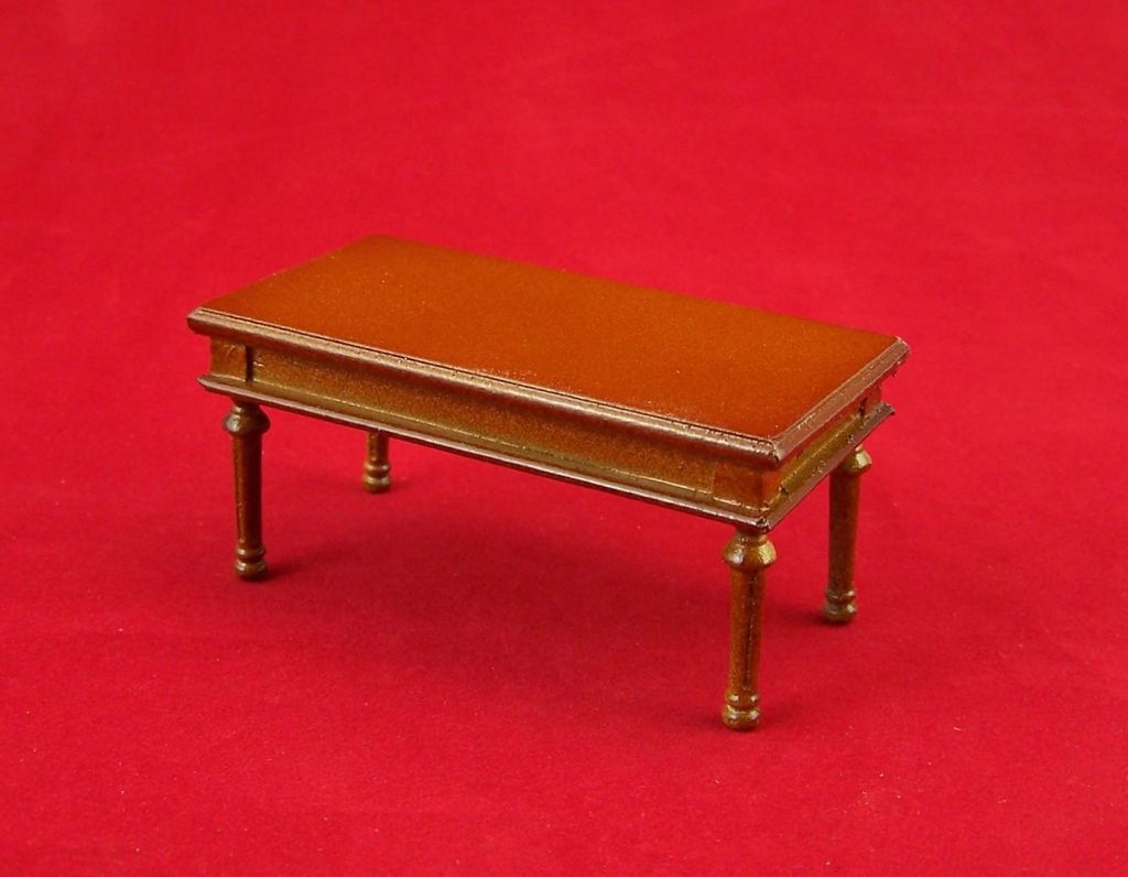 Beistelltisch aus Holz, nußbaumfarbig. Für 1:12 Puppenstuben. 8,3x4,2x4 cm.
