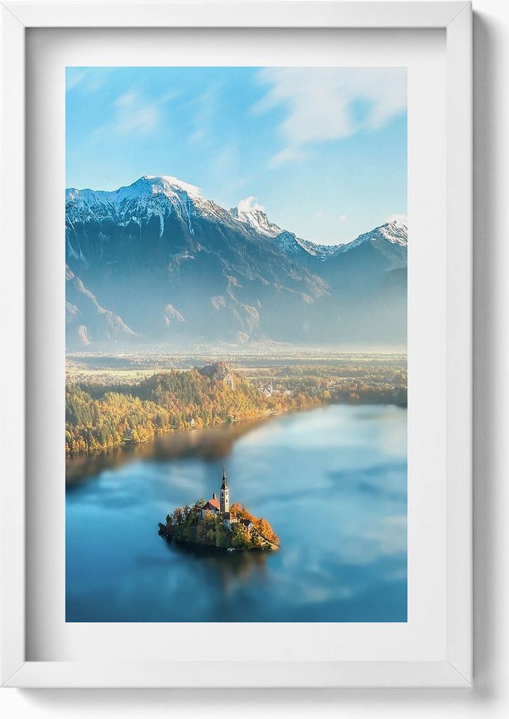 Gebäude am See in den Bergen– Wandbild mit Rahmen – Gerahmtes Bild – Wanddekoration – 40x60 cm – Weiß