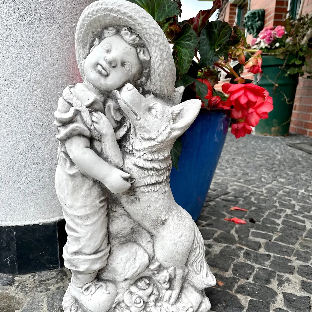 Décoration de jardin sculpture enfant avec chien gris pour massif