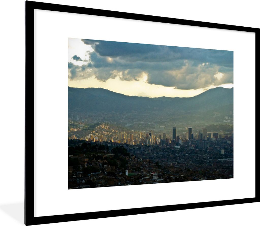 MuchoWow Gerahmtes Poster Gelber Sonnenuntergang über dem Zentrum von Medellín in Südamerika 80x60 cm - Poster mit Schwarzem Bilderrahmen Wand...