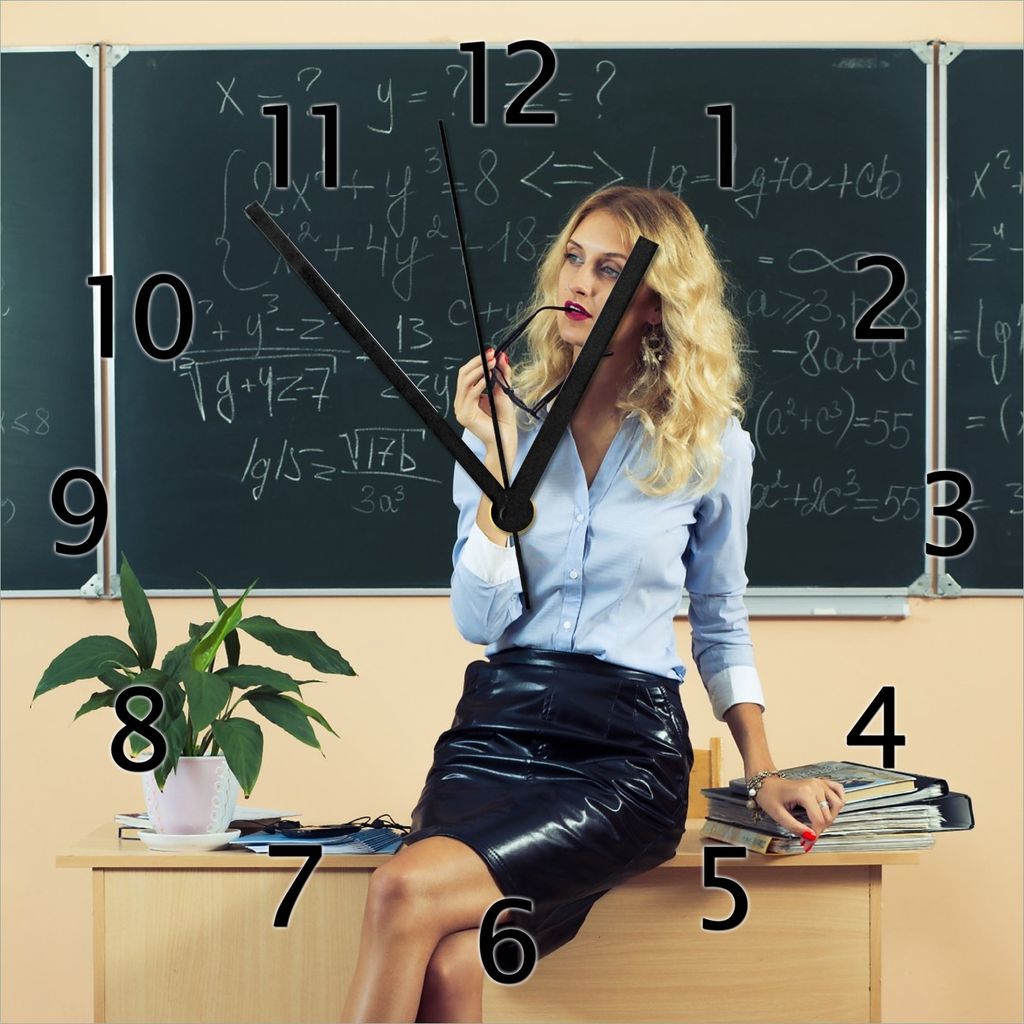 Wallario Design Wanduhr Sexy blonde Lehrerin in Schule vor Tafel mit langen Beinen und Brille aus Echtglas, Größe 30 x 30 cm