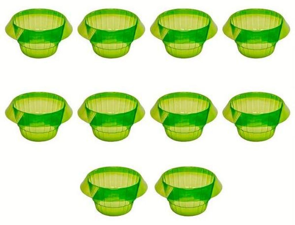 Zehn durchsichtige grüne Plastikbecher in Reihen auf weißem Hintergrund