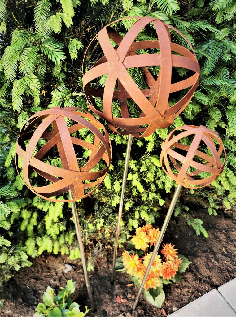 3er Set Rosenkugel Geflecht 15/15/10 cm mit Stab 80 cm Cortenstahl Geflechtkugel