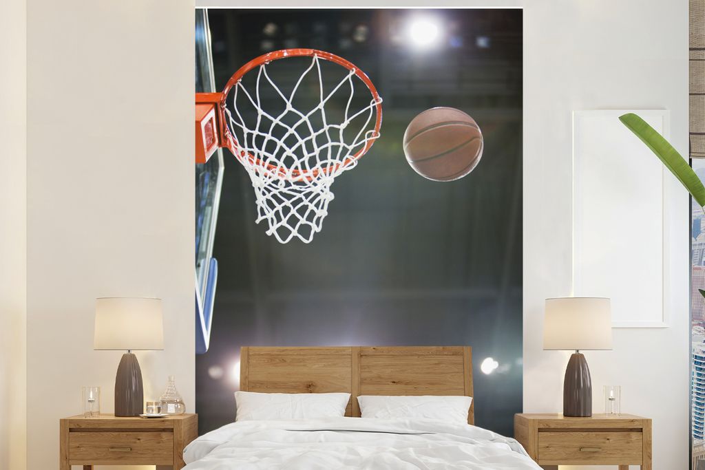 MuchoWow Fototapete für Wohnzimmer oder Schlafzimmer Wandtapete Vinyl Motivtapete Der Basketball geht in Richtung Korb - 180x280 cm - Wallpaper