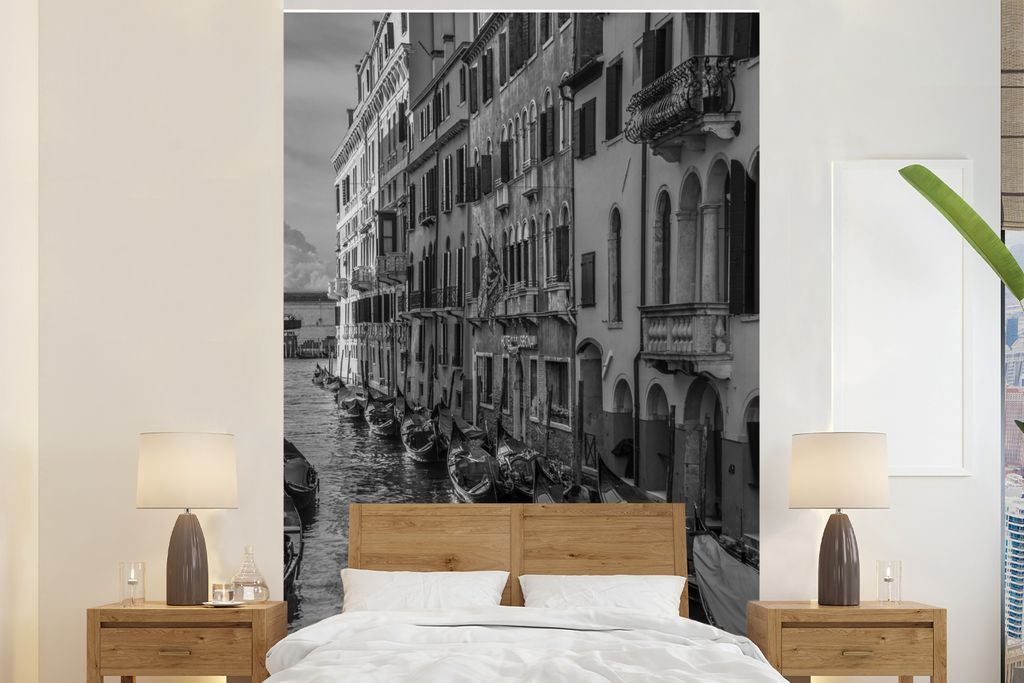 MuchoWow Fototapete für Wohnzimmer oder Schlafzimmer Wandtapete Vinyl Motivtapete Gondeln in Venedig - schwarz und weiß - 145x220 cm - Wanddeko...