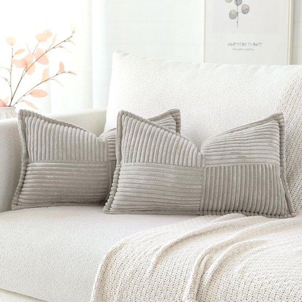 Unyqoos Set mit 2 Corduroy Kissenhüllen in elegantem Streifenmuster für stilvolle Wohnräume