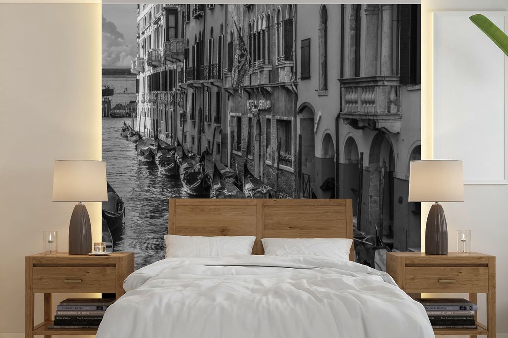 MuchoWow Fototapete für Wohnzimmer oder Schlafzimmer Wandtapete Vinyl Motivtapete Gondeln in Venedig in schwarz und weiß - 240x240 cm - Schlafz...