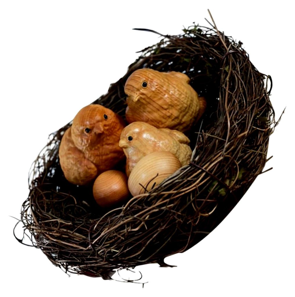 Kreative Holzfigur eines Huhns mit Vogelnest als Osterdekoration für Zuhause