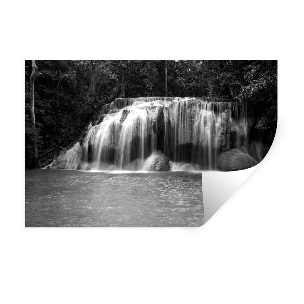 MuchoWow Wandtattoo Wandsticker Wandaufkleber Ein Wasserfall mit dichter Vegetation im Erawan-Nationalpark, Thailand - schwarz-weiß 90x60 cm Sel...