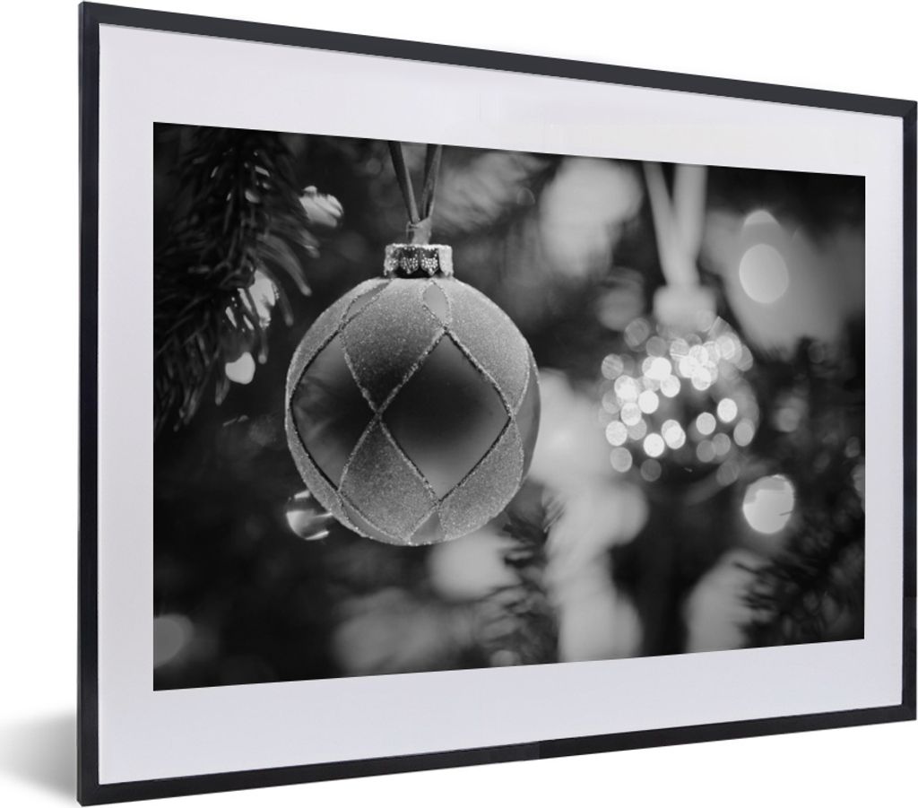 MuchoWow MuchoWow Gerahmtes Poster Eine Nahaufnahme von dekorativem Weihnachtsschmuck an einem Weihnachtsbaum - schwarz und weiß 40x30 cm - Po...