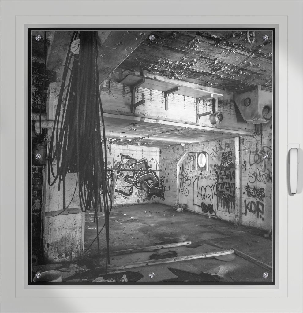 Wallario Lichtschutzbild, Dekorativer Sichtschutz Sonnenschutz 96 x 93 cm mit Motiv: Alte verlassene Fabrik in schwarz weiß mit Graffiti - Verdunk...