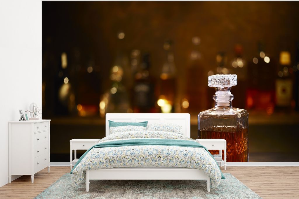 MuchoWow Fototapete für Wohnzimmer oder Schlafzimmer Wandtapete Vinyl Motivtapete Eine Flasche Whiskey auf einer Bar - 350x260 cm - Wohnzimmer-T...