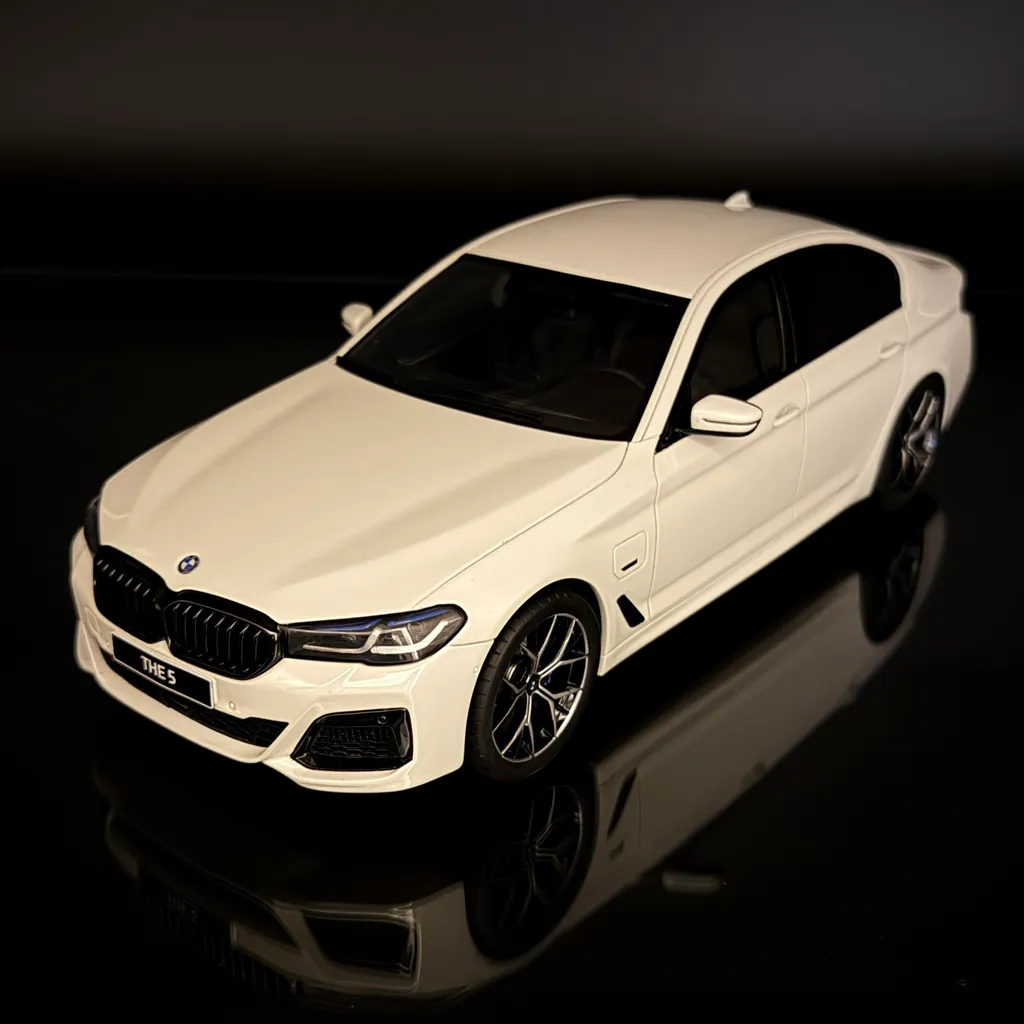 Modèle réduit BMW 545e xDrive G30 Blanc Alpin 1:18 pour Vitrine M