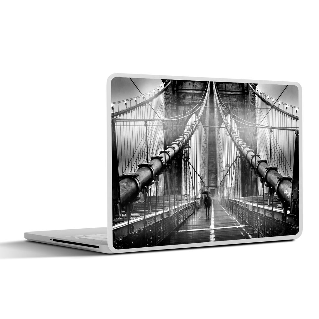 MuchoWow Laptop Aufkleber Sticker Cover Brooklyn Bridge während des Regens in Schwarz und Weiß 31x22.5 cm - Laptop-Deko