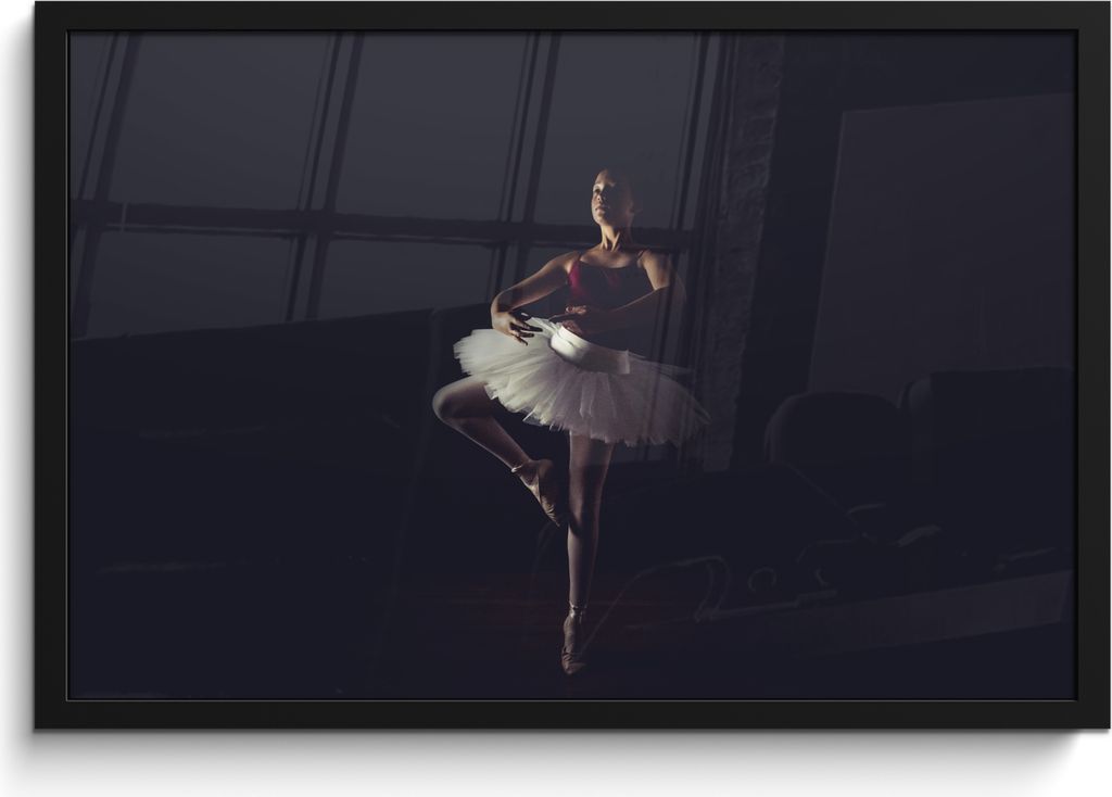 MuchoWow MuchoWow Gerahmtes Poster Porträt einer jungen Ballerina auf schwarzem Hintergrund 60x40 cm - Poster mit zchwarzem Bilderrahmen - Pri...