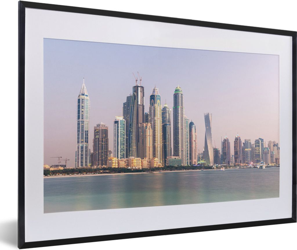 MuchoWow MuchoWow Gerahmtes Poster Die Skyline der Wolkenkratzer in Dubai am Meer 60x40 cm - Poster mit zchwarzem Bilderrahmen - Schlafzimmer -...