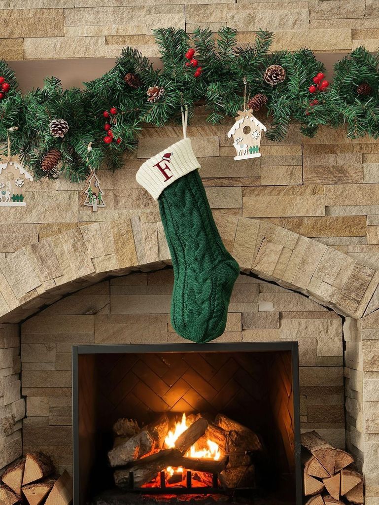 INF Personalisierter gestrickter Weihnachtsstrumpf mit Buchstaben F - Grüne Weihnachtsdekoration