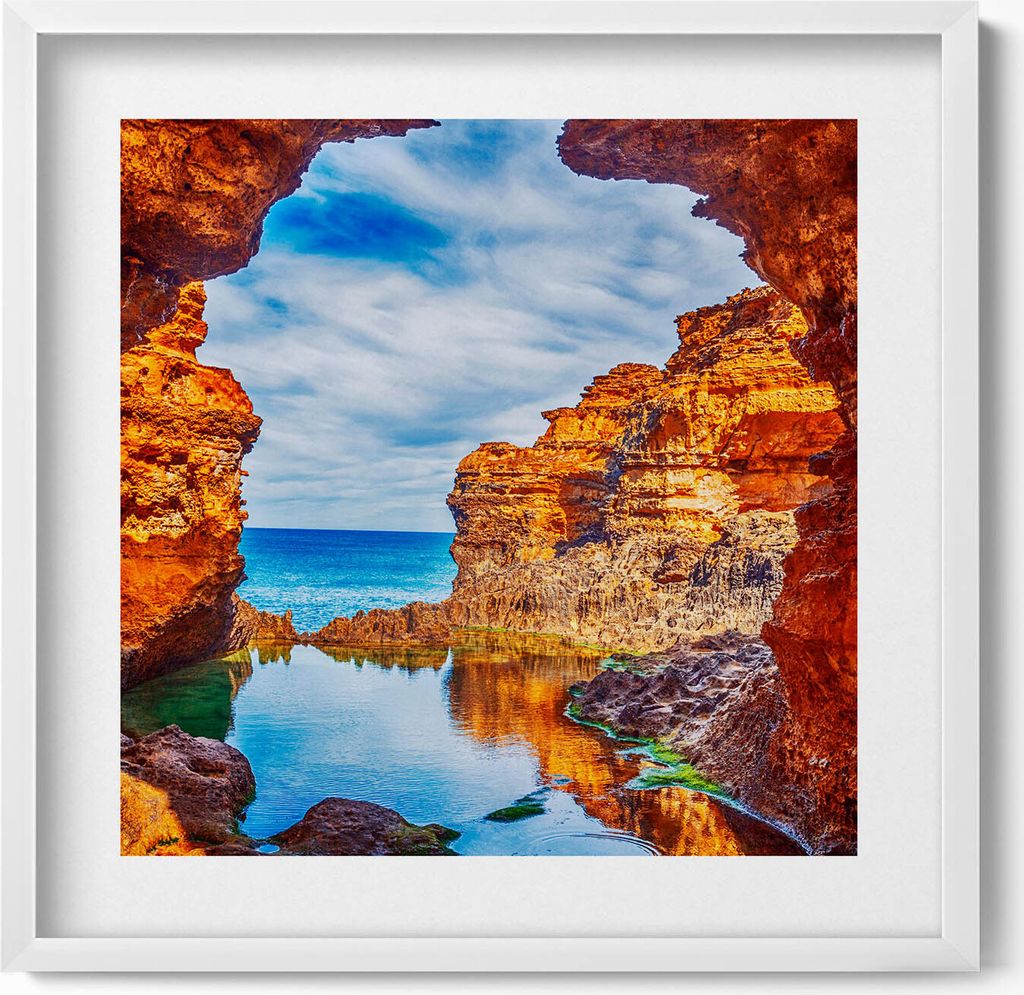 Blick von unter den Felsen auf das Meer– Wandbild mit Rahmen – Gerahmtes Bild – Wanddekoration – 50x50 cm – Weiß Rahmen