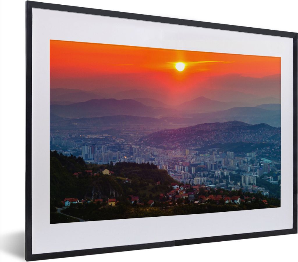 MuchoWow MuchoWow Gerahmtes Poster Oranger Sonnenuntergang über Sarajevo Bosnien und Herzegowina 40x30 cm - Poster mit zchwarzem Bilderrahmen ...