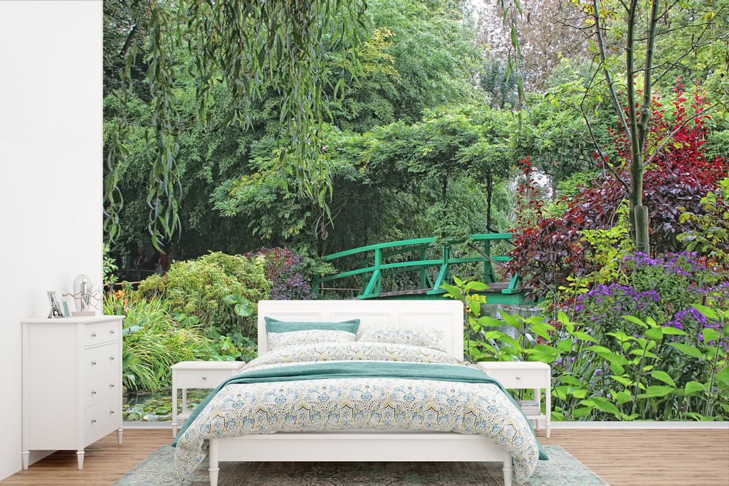 MuchoWow Fototapete für Wohnzimmer oder Schlafzimmer Wandtapete Vinyl Motivtapete Grüne Brücke mit kleinem See im französischen Garten von Mo...