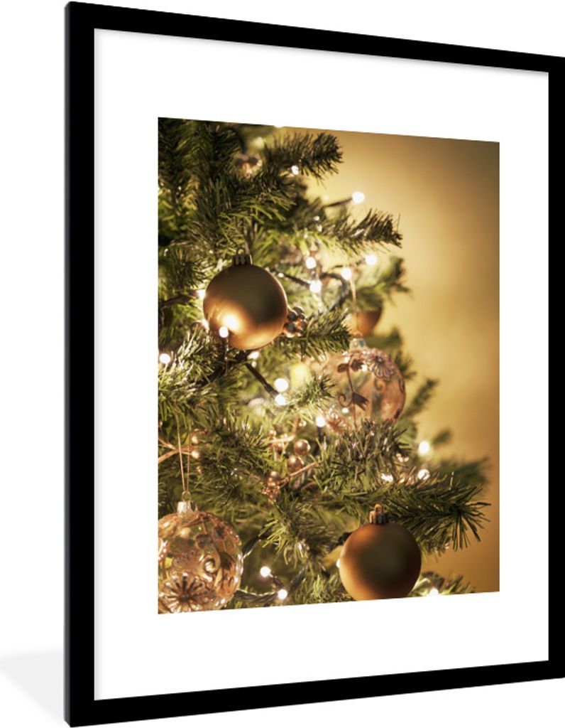 MuchoWow Gerahmtes Poster Ein Weihnachtsbaum mit bunten Kugeln 60x80 cm - Poster mit Schwarzem Bilderrahmen Wandposter Rahmen Foto Bilder - Wohnz...