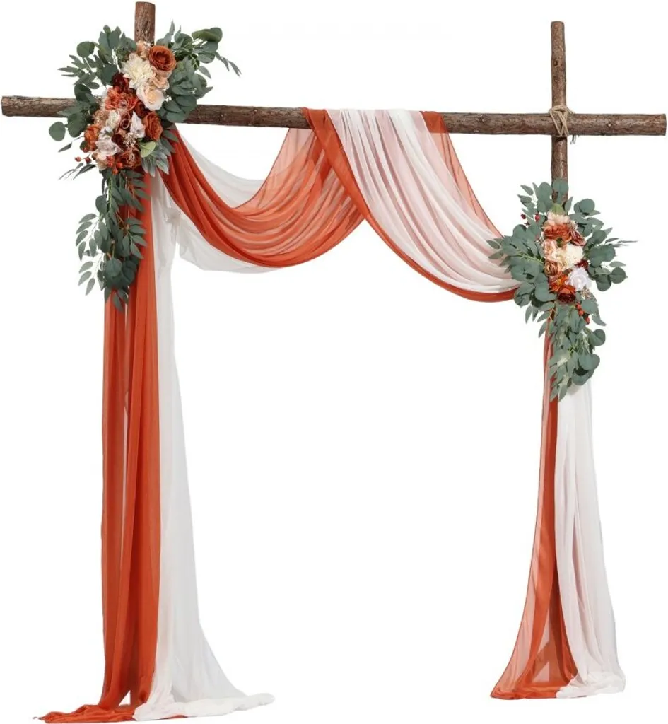 Aménagez votre arche de cérémonie orange avec fleurs et voiles fluides