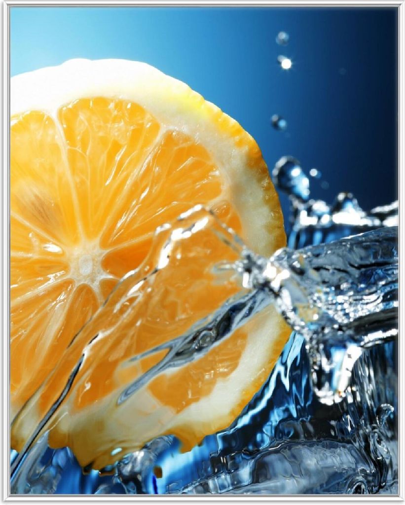 Wallario Wandbild Orange in spritzigem Wasser vor blauem Hintergrund, Größe: 40,30 x 50,30 cm, Poster mit weißem Aluminiumrahmen