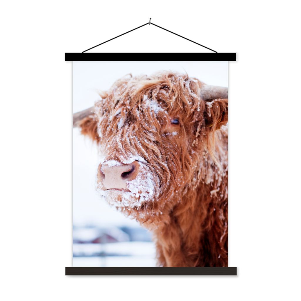 MuchoWow Textilposter Schottischer Highlander - Schnee - Braun 120x160 cm mit schwarzem Rahmen - Magnetischer