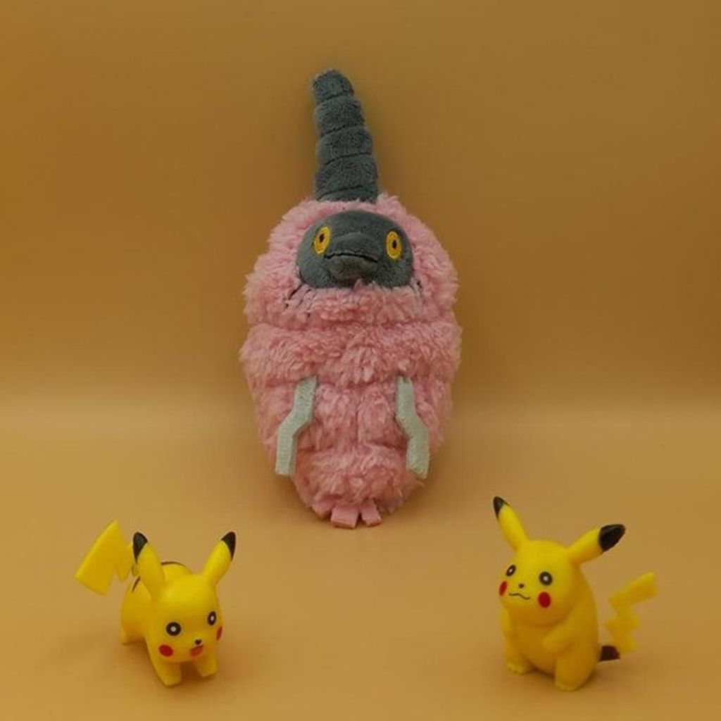 Pokemon Burmy Kuscheltier - 16 cm Plüschtier Lumpenumhang Rosa