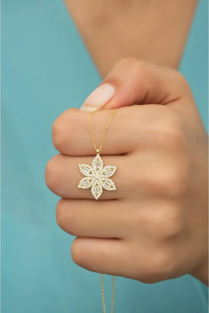 Collier Femme en Argent Plaqué Or avec Pendentif Fleur Zircone Baguette