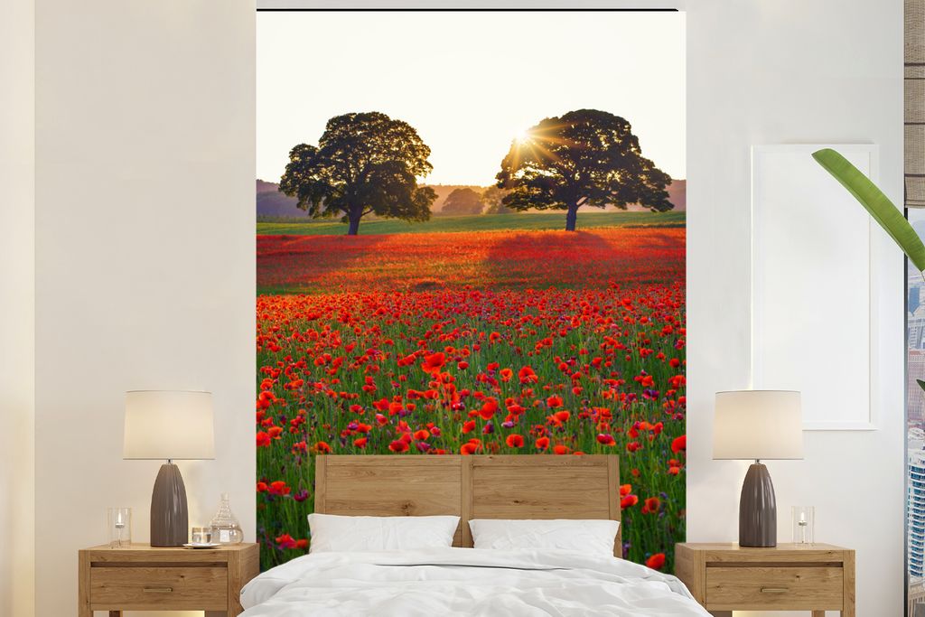 MuchoWow Fototapete für Wohnzimmer oder Schlafzimmer Wandtapete Vinyl Motivtapete Ein Mohnfeld mit zwei großen Bäumen - 180x280 cm - Wallpaper