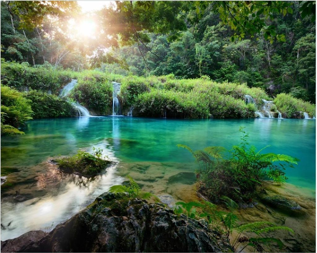 Wallario Poster - Türkisgrüner See im Nationalpark in Guatemala, Kunstdruck Größe: 40 x 50 cm