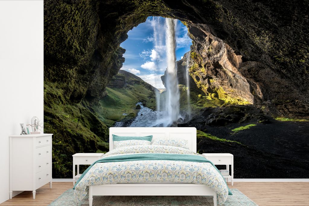MuchoWow Fototapete für Wohnzimmer oder Schlafzimmer Wandtapete Vinyl Motivtapete Wasserfall vor einer Höhle in Island - 600x400 cm - Vinyltapeten