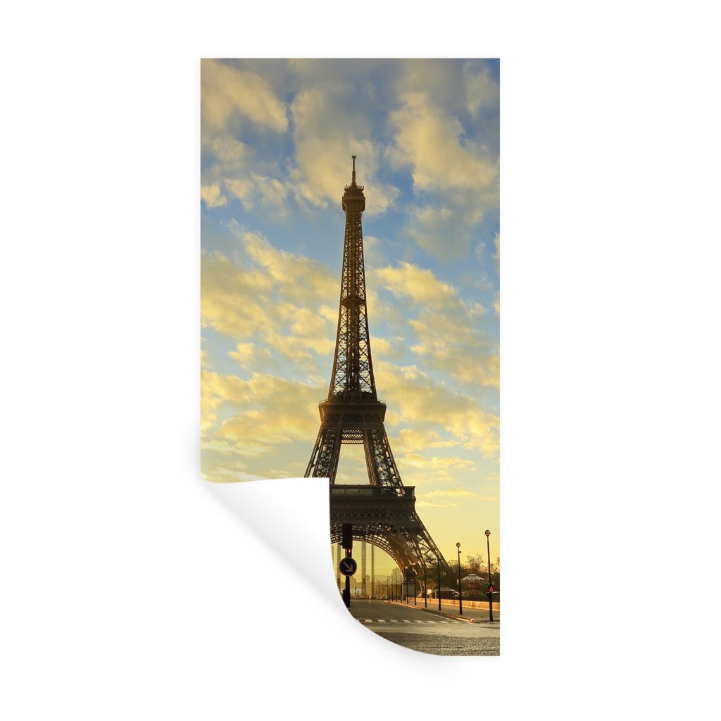 MuchoWow Wandtattoo Wandsticker Wandaufkleber Der Eiffelturm mit einem einzigartigen orangefarbenen Himmel aufgrund der tiefstehenden Sonne 40x80...