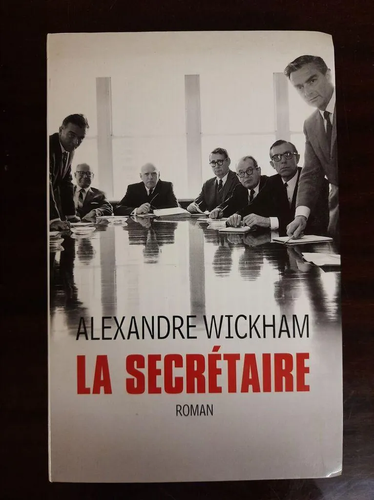 Secrétaire mural compact pour créer un espace télétravail discret