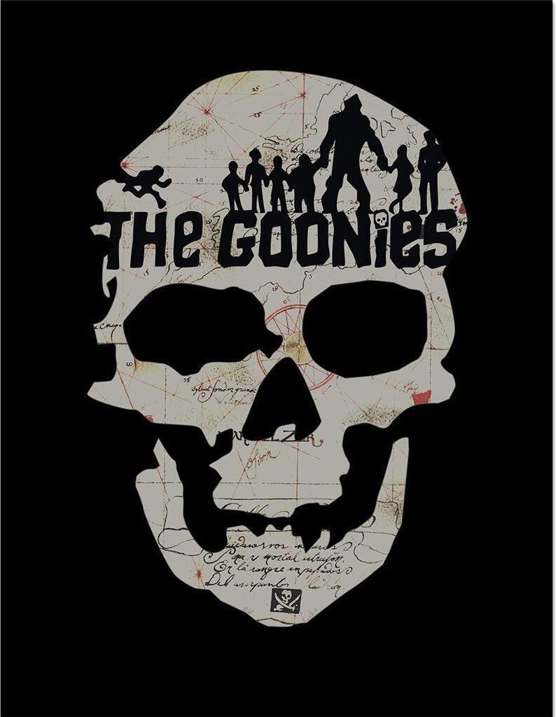 The Goonies - Gerahmtes Poster, Totenkopf PM9530 (45 cm x 35 cm) (Schwarz/Grau)