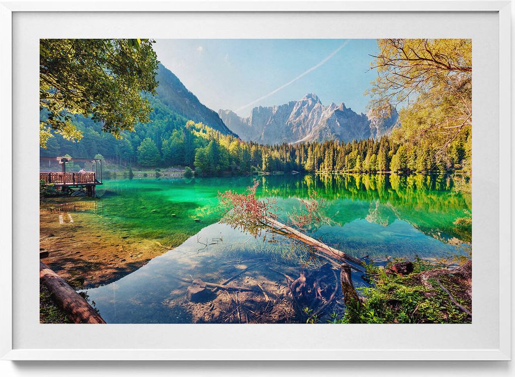 Landschaft eines Bergsees inmitten von Bäumen– Wandbild mit Rahmen – Gerahmtes Bild – Wanddekoration – 100x70 cm – Weiß Rahmen