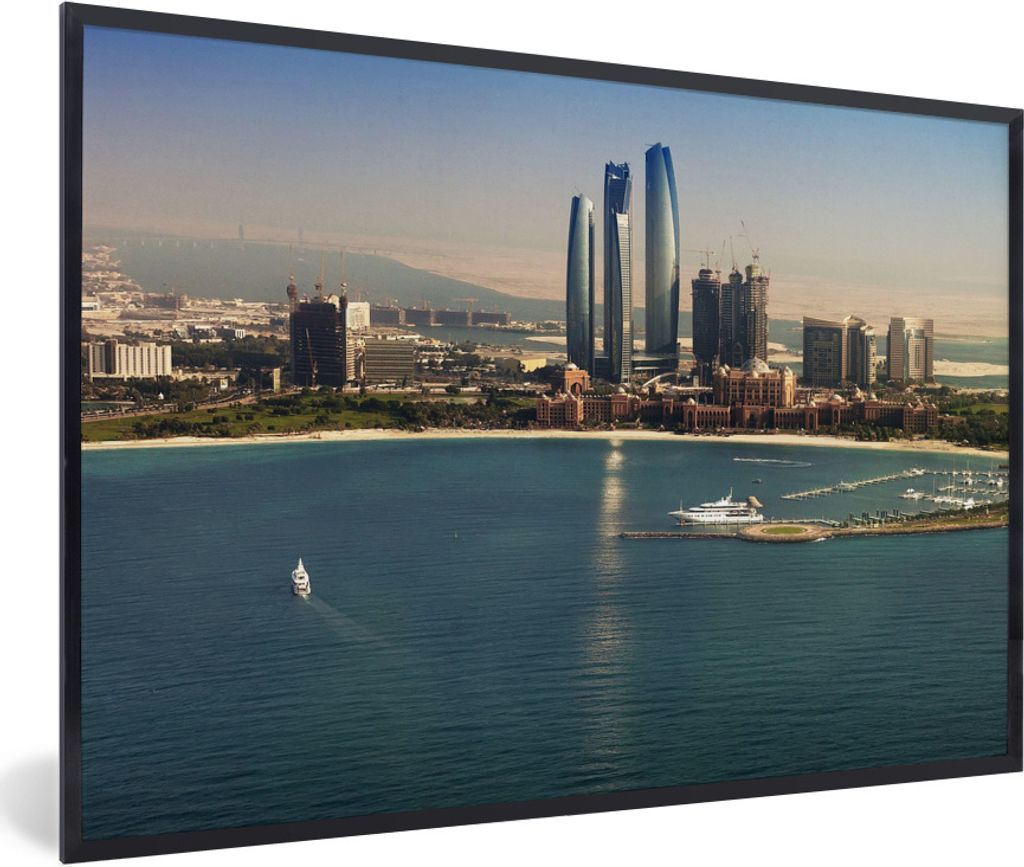 MuchoWow Gerahmtes Poster Luftaufnahme der Etihad Towers und des Emirates Palace Hotels in Abu Dhabi 30x20 cm - Poster mit Schwarzem Bilderrahmen...