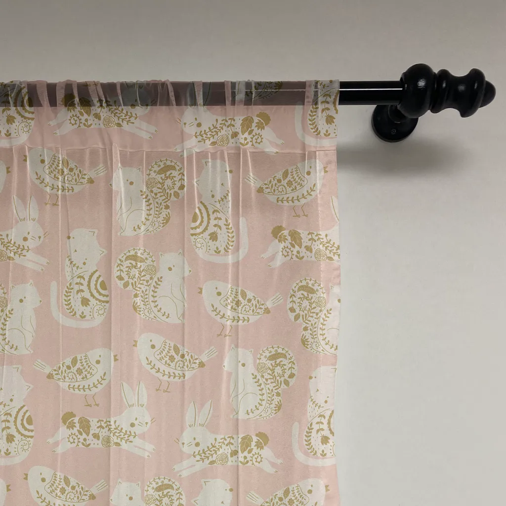 ABAKUHAUS Arazzo con scoiattoli, motivo ripetitivo con animali da giardino, grazioso ornamento dai colori pastello, telo da parete in raso setoso per soggiorno e camera da letto, 240 cm x 274 cm, color caffè chiaro - 2