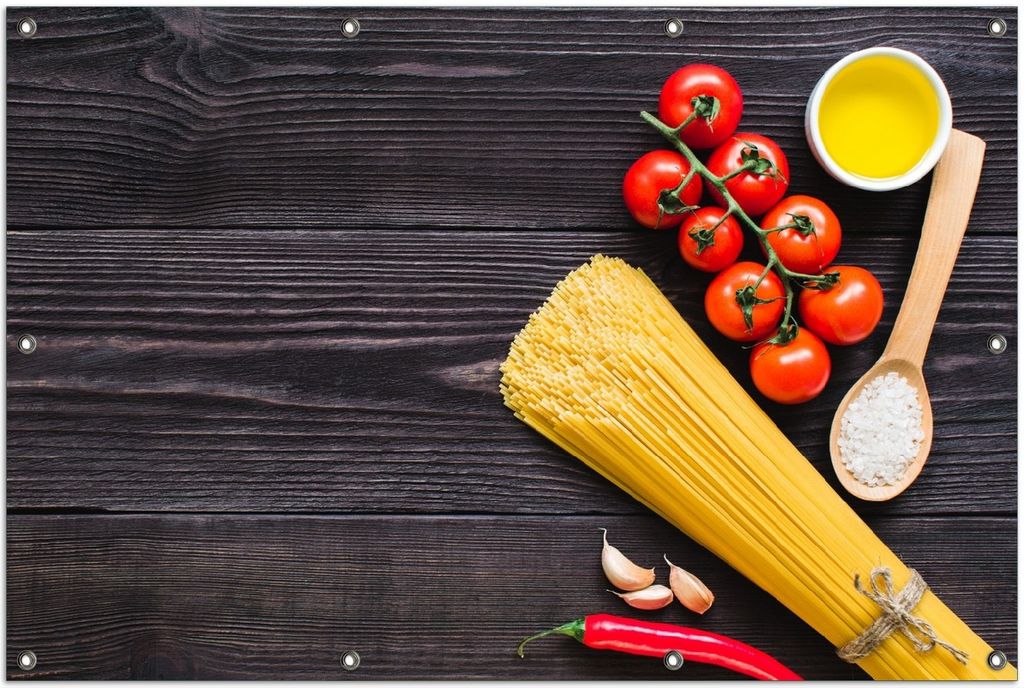 Wallario Outdoor-Poster für Garten oder Balkon, Motiv Italienisches Menü mit Spaghetti, Tomaten, Salz und Chilischoten, in ca. 100 x 150 cm