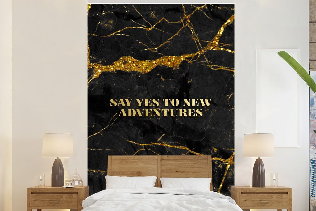 MuchoWow Fototapete für Wohnzimmer oder Schlafzimmer Wandtapete Vinyl Motivtapete Zitate - Abenteuer - Glitzer - Marmor - 155x240 cm - Tapete