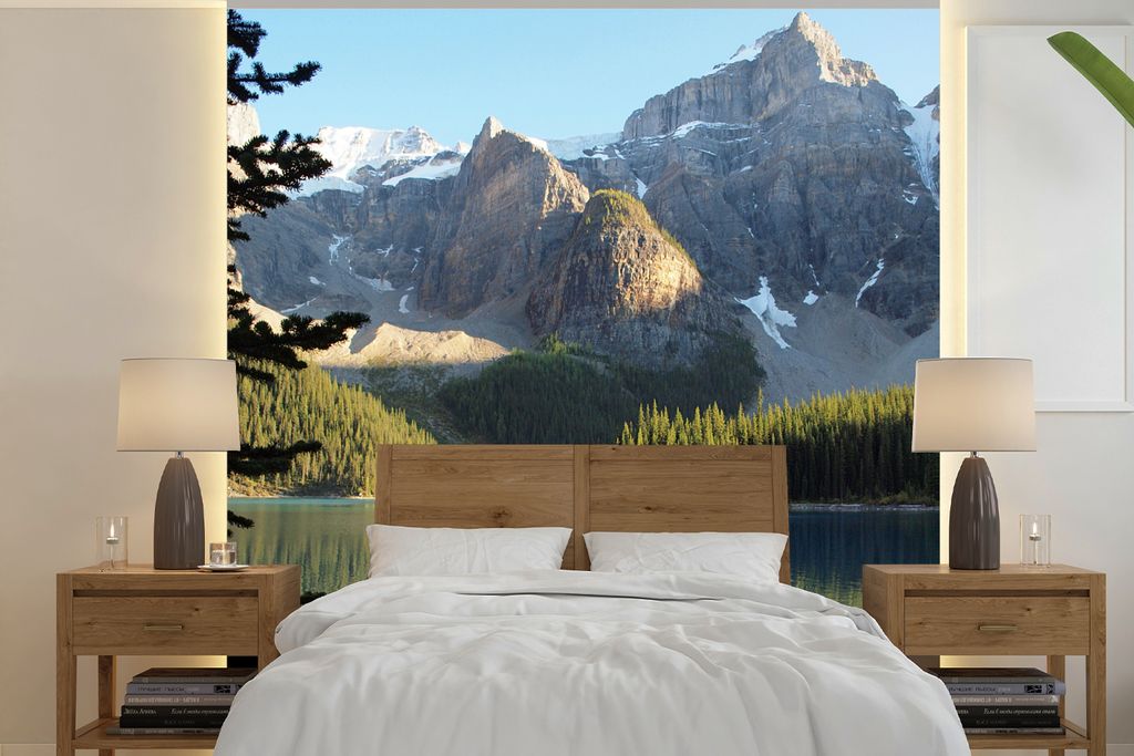 MuchoWow Fototapete für Wohnzimmer oder Schlafzimmer Wandtapete Vinyl Motivtapete Schneebedeckte Berge und Wälder spiegeln sich im Moraine Lake...