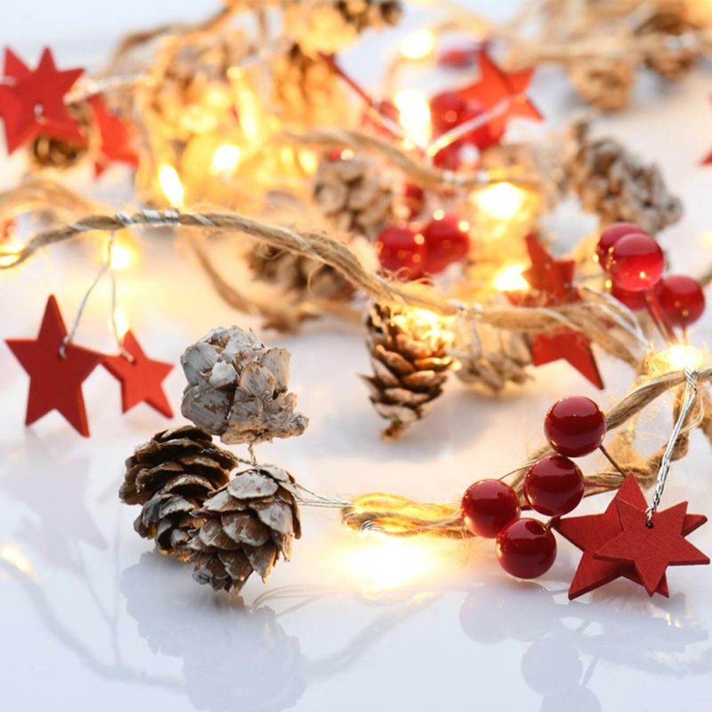 ACA Rote Weihnachtsgirlande mit Sternen, 20 LEDs, batteriebetrieben (2xAA), warmweißes Licht, Schutzart IP20, 180 + 30 cm transparentes Kabel, XX2...