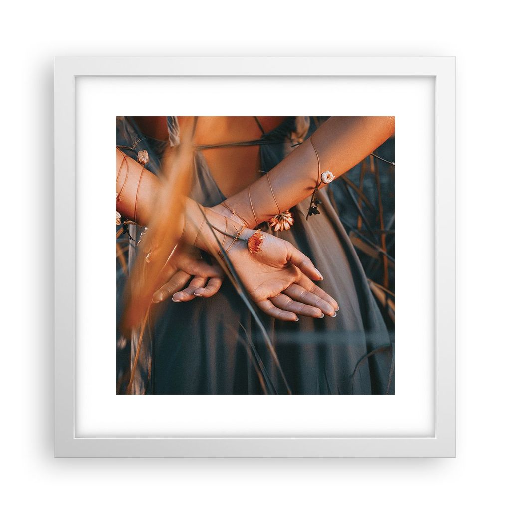 Gerahmtes Poster - Weißer Rahmen - Frau Hände Wiese - 30x30 cm - Wand Bild - Wanddeko - Wandbilder - Kunstposter - Wandposter - Bilderrahmen - Bi...