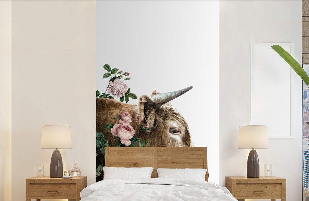 MuchoWow Fototapete für Wohnzimmer oder Schlafzimmer Wandtapete Vinyl Motivtapete Schottischer Highlander - Kuh - Blumen - 120x240 cm - Hintergr...