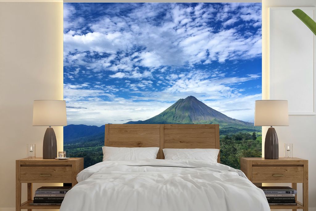 MuchoWow Fototapete für Wohnzimmer oder Schlafzimmer Wandtapete Vinyl Motivtapete Bewölkter Himmel über dem Vulkan Arenal in Costa Rica - 350x...