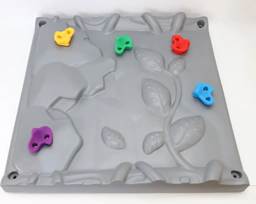 Mur d'escalade gris plastique avec surface antidérapante et durable