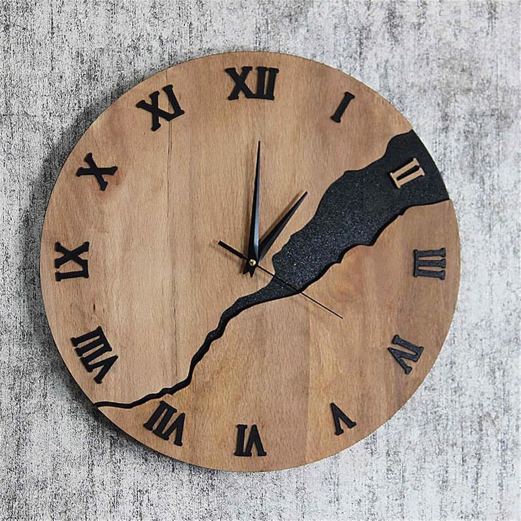 Elegante, schlichte Wanduhr aus Holz mit kreativen Produktbild 